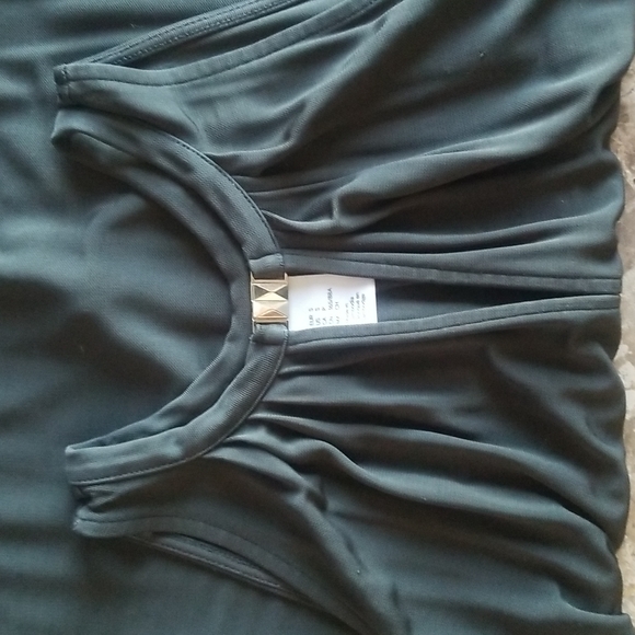 H&M blouse with keyhole cutout and gold accent. - Picture 3 of 3